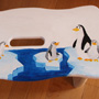 Schemel bemalt: Pinguin